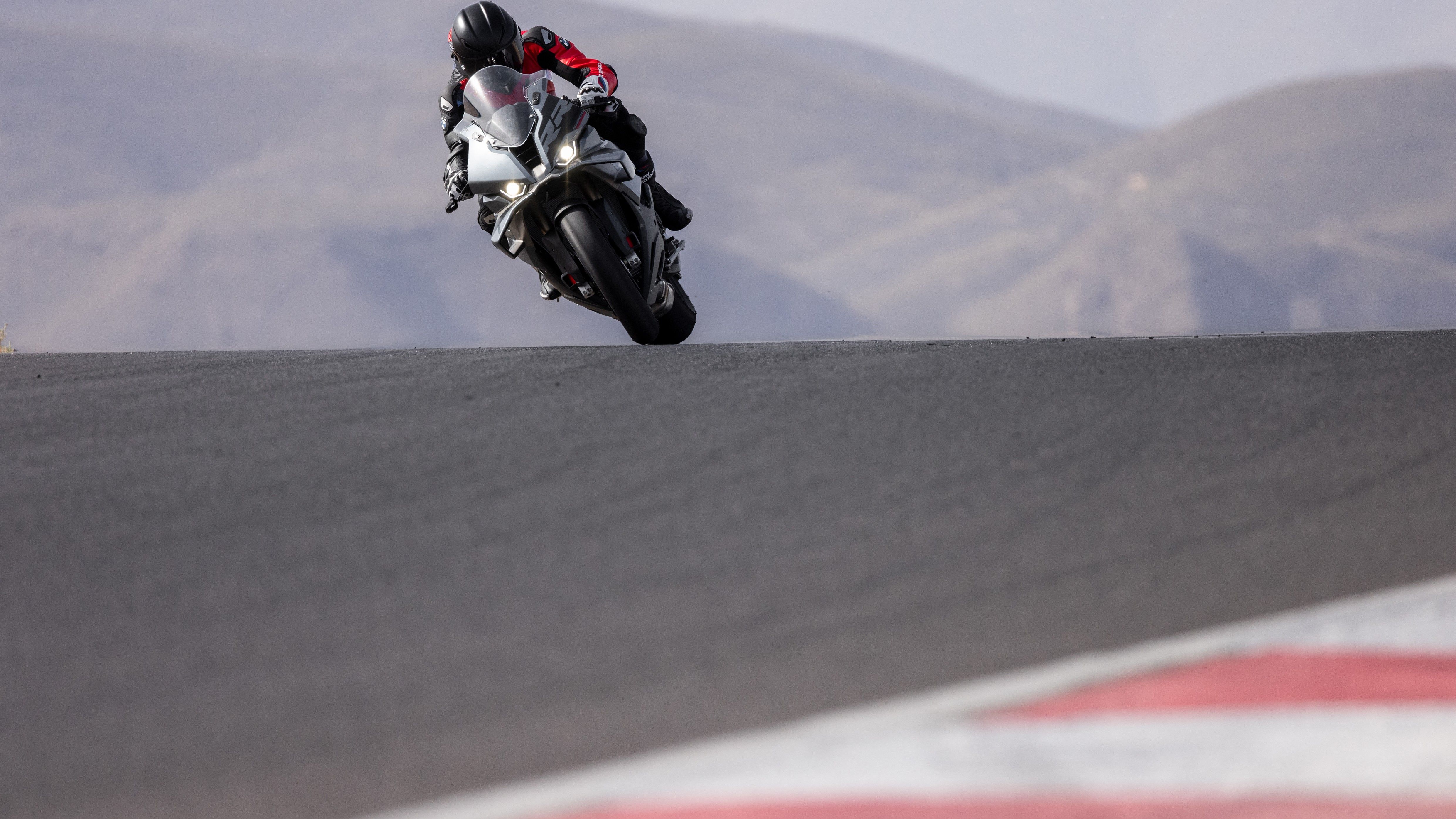 BMW S 1000 RR 2026 : fiche complète de la supersportive allemande